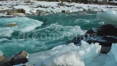 <strong>河水</strong>在<strong>春天</strong>解冻的冰中流动，卡屯河，阿尔泰，俄罗斯